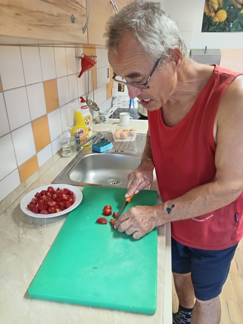 Opékání buřtů a příprava salátu